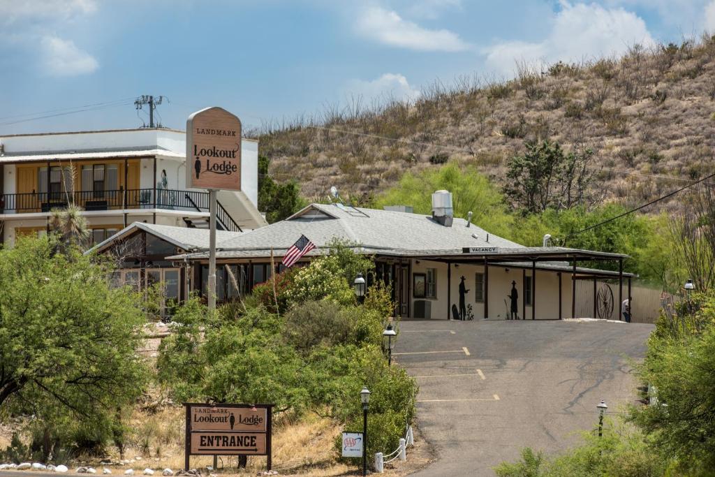um edifício com um sinal em frente em Landmark Lookout Lodge em Tombstone