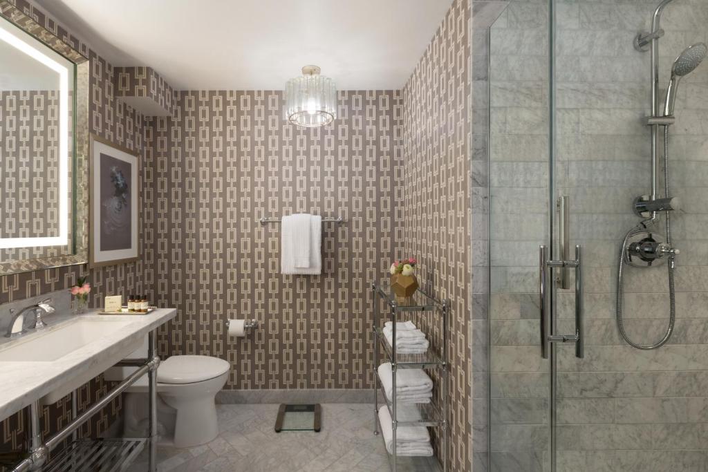 The Claremont Club & Spa, A Fairmont Hotel - Deluxe King Room With Tub And Bay View- Mobility Accessible