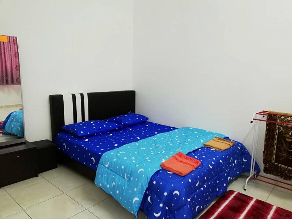 Postel nebo postele na pokoji v ubytování Faeyz Homestay Pertam Jaya