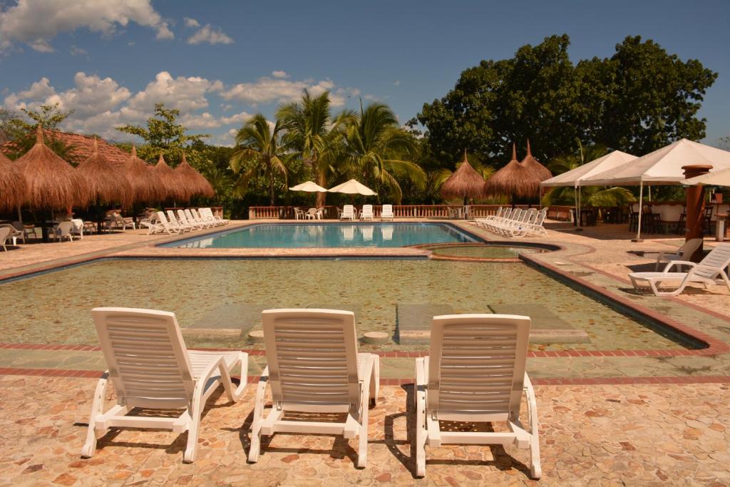 Bazén v ubytování Hotel Portón del Sol nebo v jeho okolí