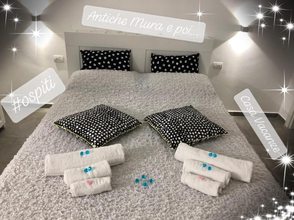Łóżko lub łóżka w pokoju w obiekcie Casa Vacanze Antiche Mura E Poi