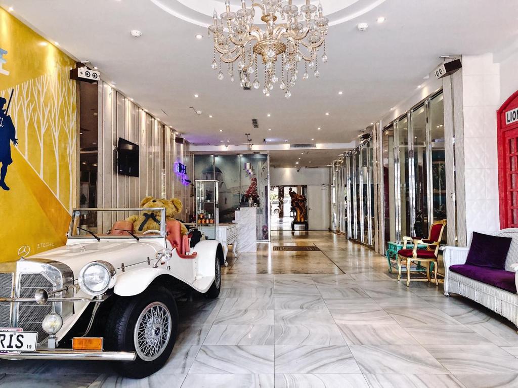 a room with a white car parked in it at Lion King Hotel in Kaohsiung