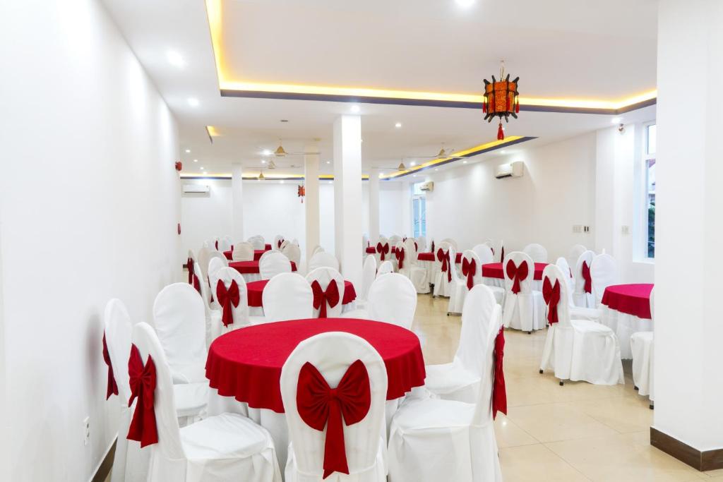 Khu vực tổ chức tiệc tại Hue Royal Hotel được bố trí gọn gàng, phù hợp cho tiệc gia đình, gặp mặt thân mật và các đoàn khách nhỏ khi lưu trú tại trung tâm Huế.