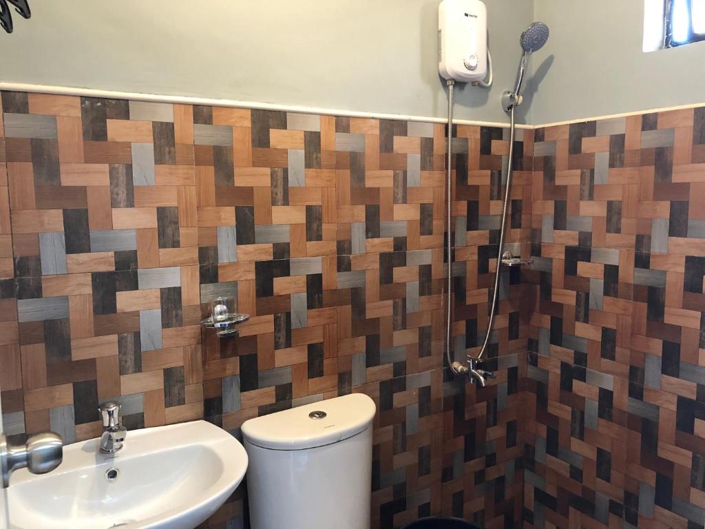 Salle de bains dans l'établissement Lucena Meg's Studio Apmnt VIP rm-Near SM-Wifi