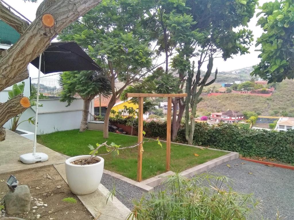 サンタ・ブリヒダにあるSweet Dreamsの傘とテーブルのある庭園