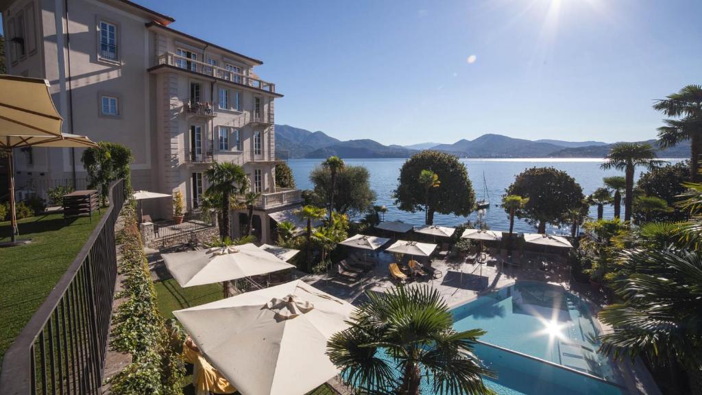 uma vista aérea de um hotel e da água em Park Hotel Italia em Cannero Riviera