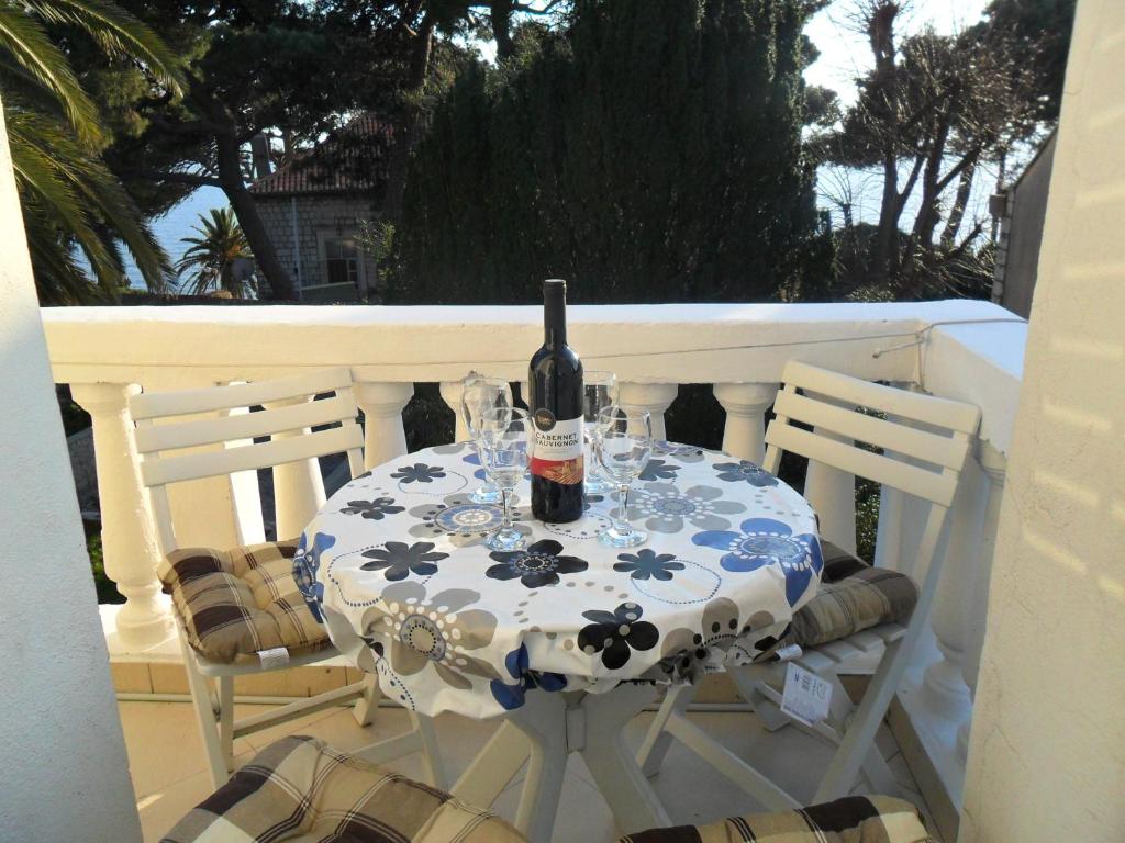 Nápoje v ubytovaní Two-bedrooms apartment with balcony and sea view,near Old town