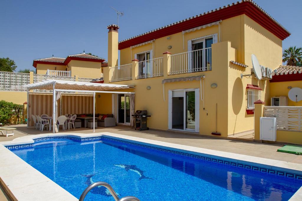 eine Villa mit einem Pool vor einem Haus in der Unterkunft Samara in Caleta De Velez