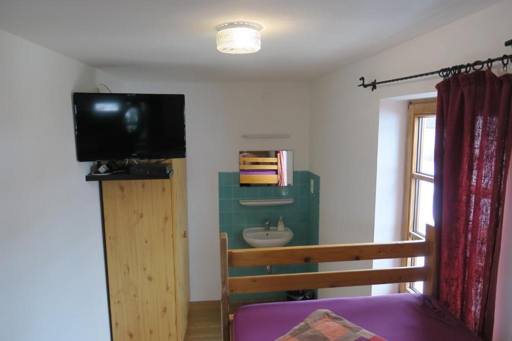 TV a/nebo společenská místnost v ubytování SnowBunnys BackPackers Hostel