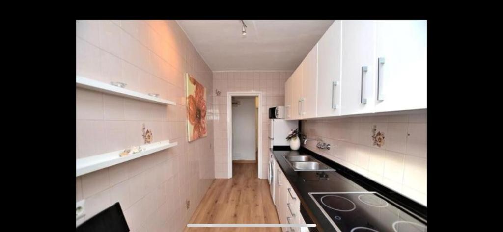 A kitchen or kitchenette at central and beach 3 bedroom apartment perfect location near pyr