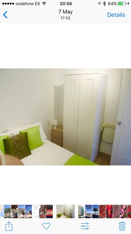 A bed or beds in a room at central and beach 3 bedroom apartment perfect location near pyr