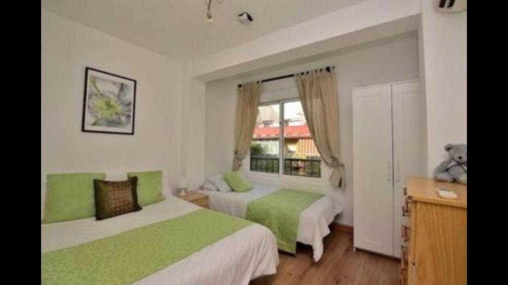 A bed or beds in a room at central and beach 3 bedroom apartment perfect location near pyr