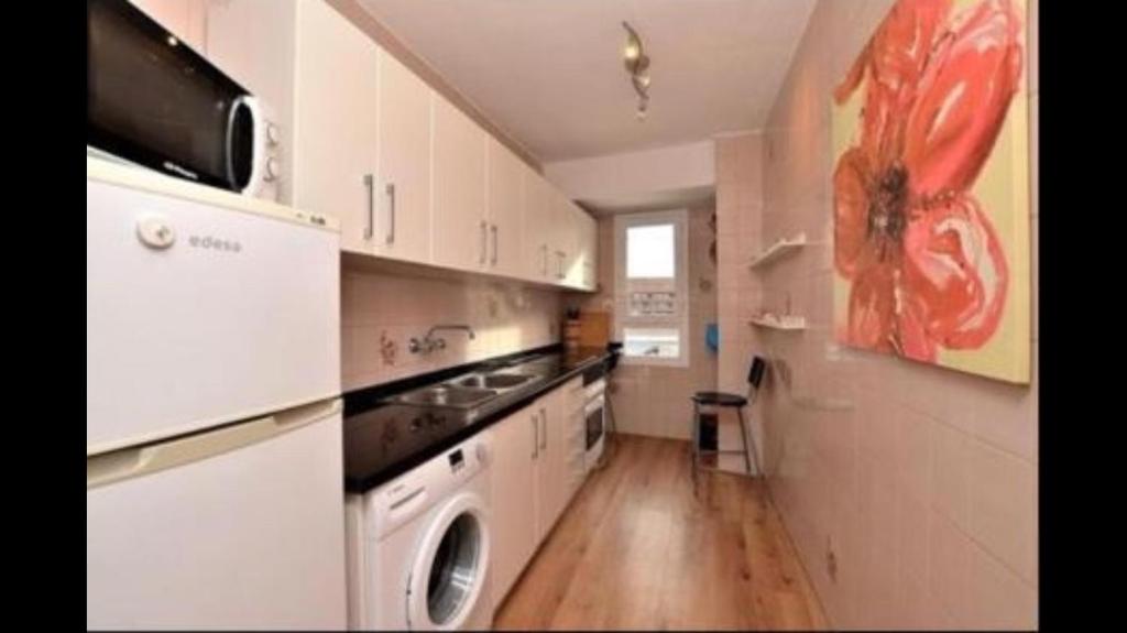 A kitchen or kitchenette at central and beach 3 bedroom apartment perfect location near pyr