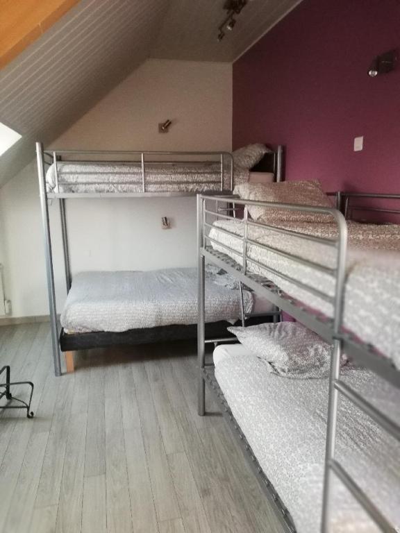 une chambre avec trois lits superposés dans une pièce dans l'établissement les fermiers, à Giremoutiers