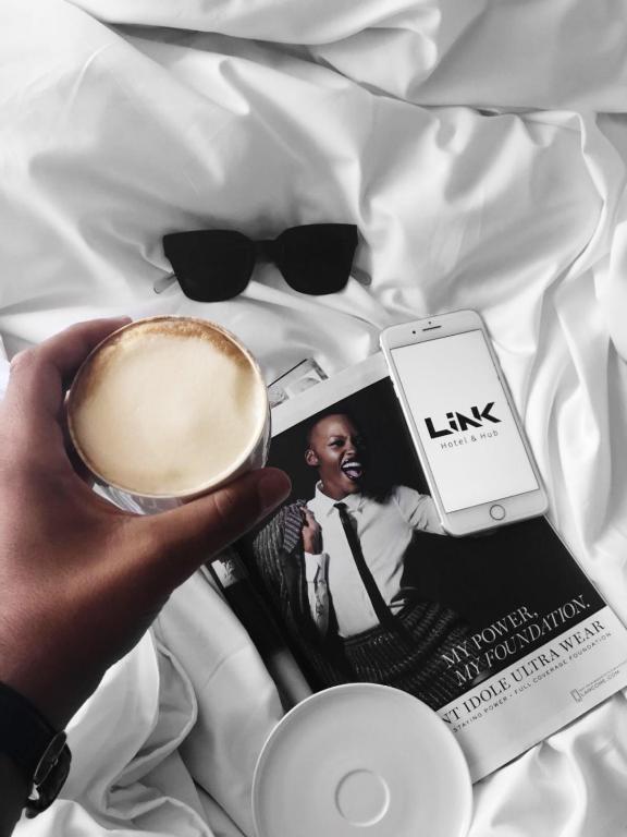 Příslušenství pro přípravu čaje a kávy v ubytování Link Hotel & Hub By Dan Hotels