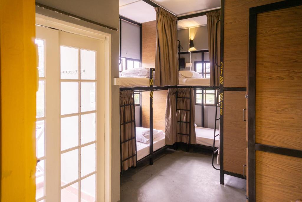 Postel nebo postele na pokoji v ubytování Traveller Bunker Hostel 1