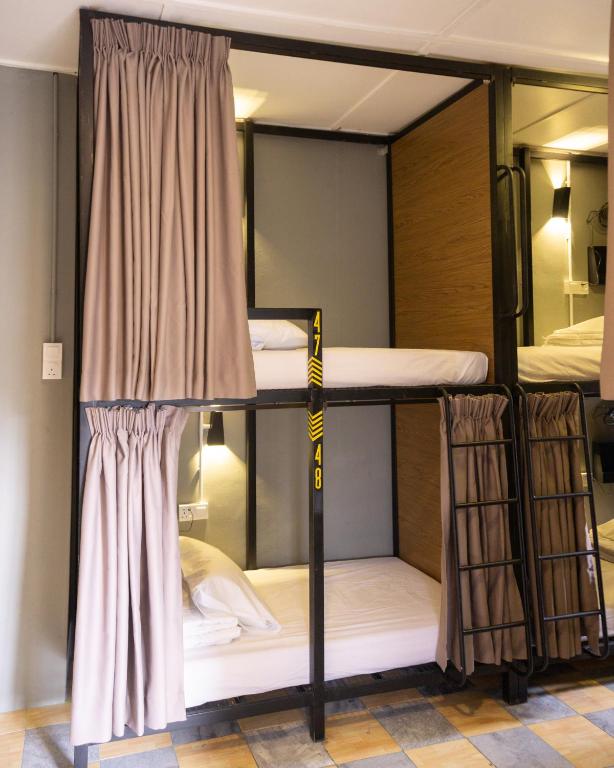 Postel nebo postele na pokoji v ubytování Traveller Bunker Hostel 1