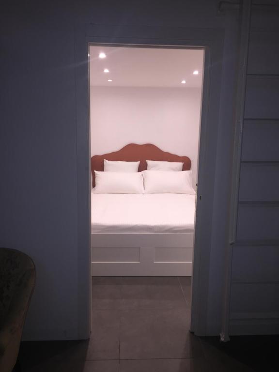 Posteľ alebo postele v izbe v ubytovaní CosyHomeSuite Napoli