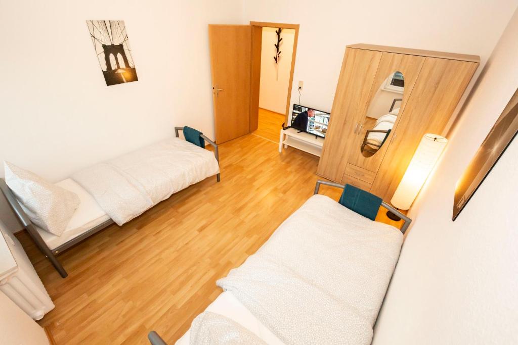 uma sala de estar com duas camas e um sofá em AVR Apartment HOF 11 em Bremerhaven