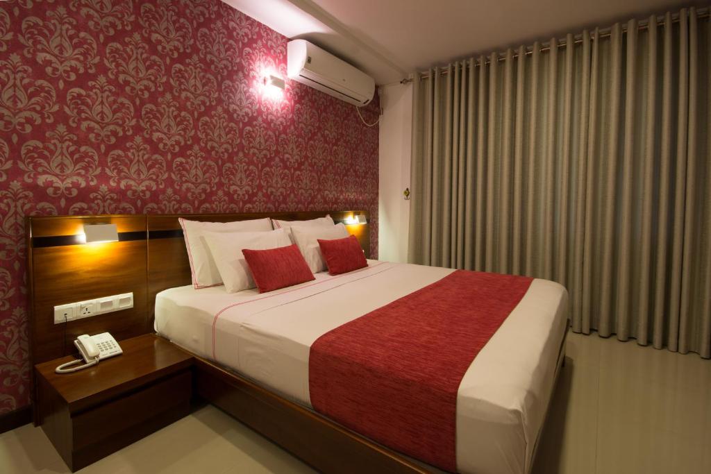 Postel nebo postele na pokoji v ubytování Ceyloni City Hotel