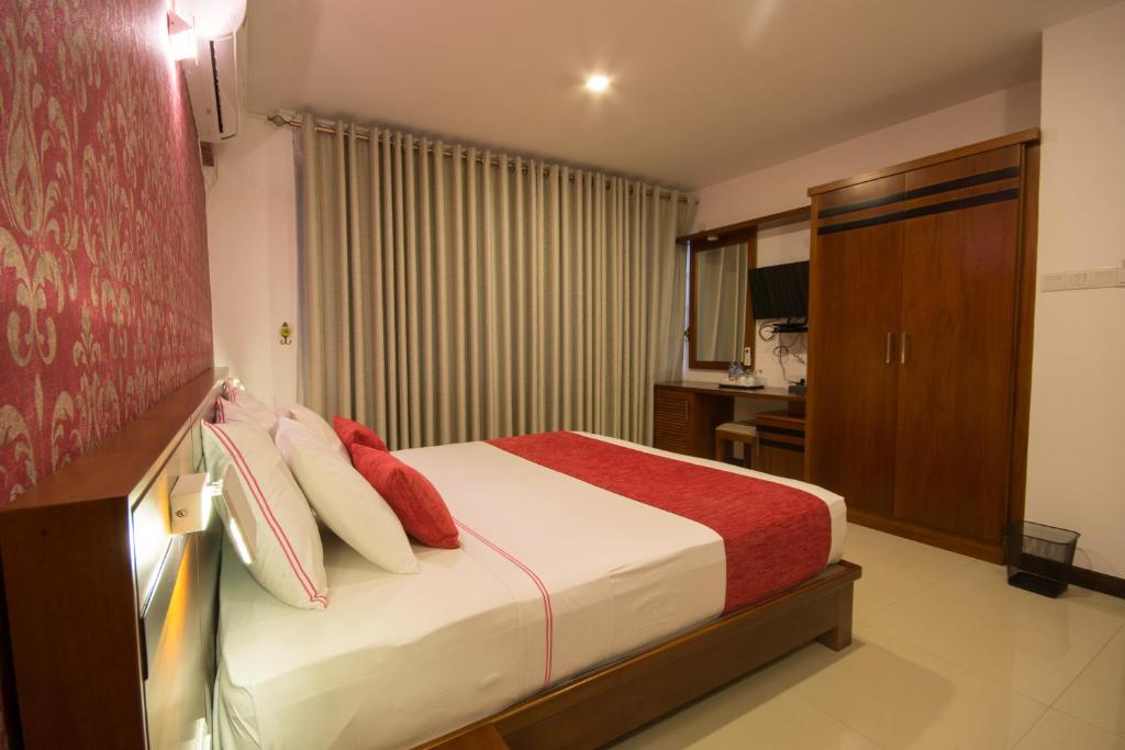 Postel nebo postele na pokoji v ubytování Ceyloni City Hotel