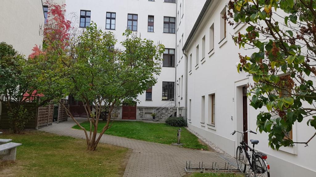 una bicicleta estacionada al lado de un edificio blanco en Leipziger Zuhause en Leipzig