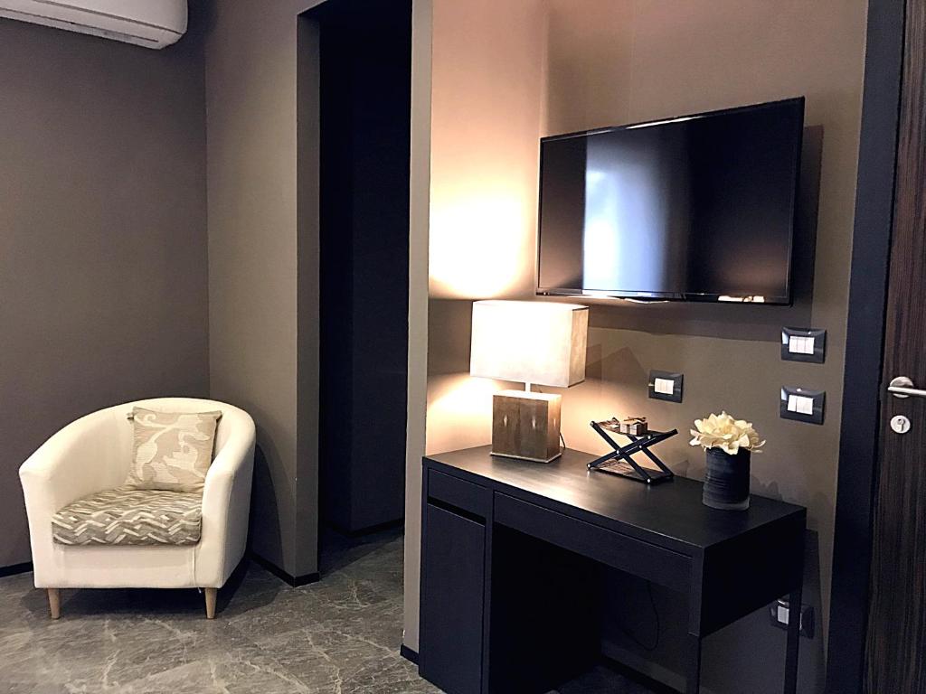 A television and/or entertainment centre at VILLA MARRONE - Relais -