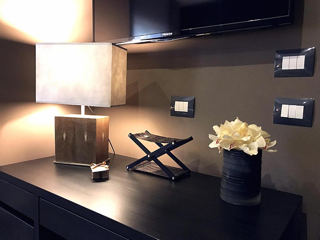 A television and/or entertainment centre at VILLA MARRONE - Relais -