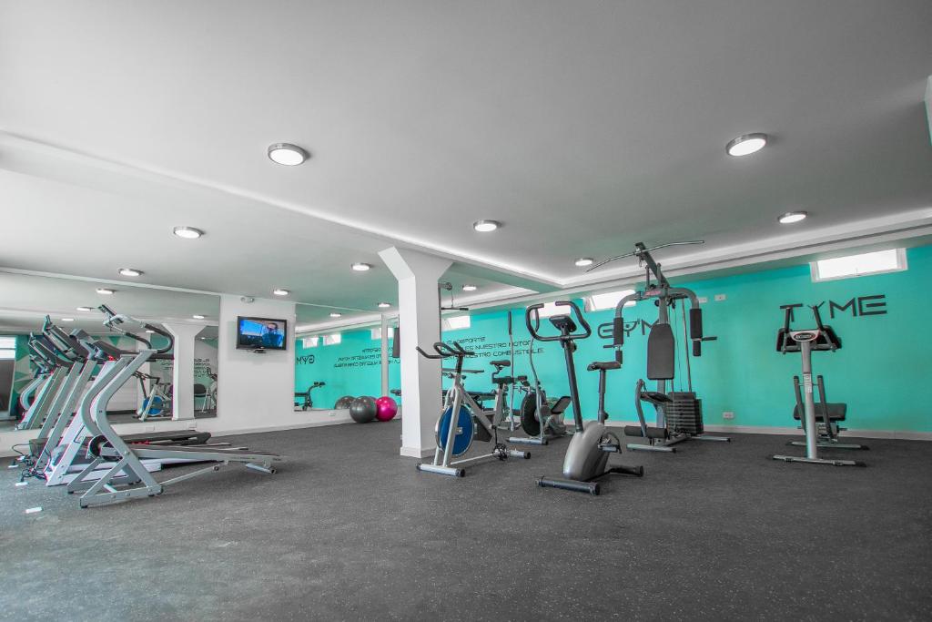 Fitness centrum a/nebo fitness zařízení v ubytování Hotel Ajavi