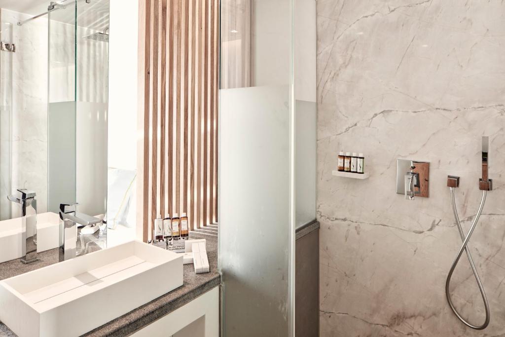 Kúpeľňa v ubytovaní Myconian Korali Relais & Chateaux