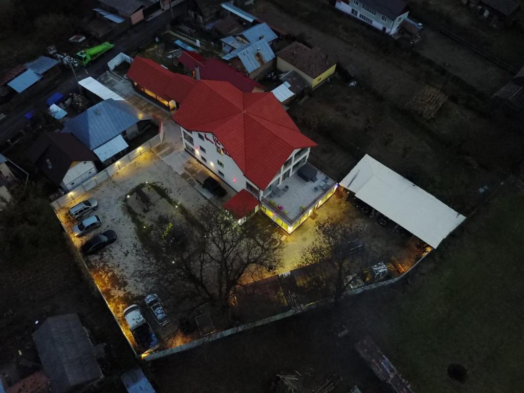 une vue de tête d'un bâtiment avec un parapluie rouge dans l'établissement Lunca lui Dan, à Voineasa