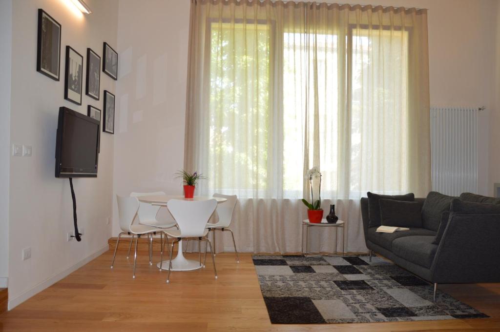 sala de estar con sofá y mesa en bright and silent apartment near two towers en Bolonia