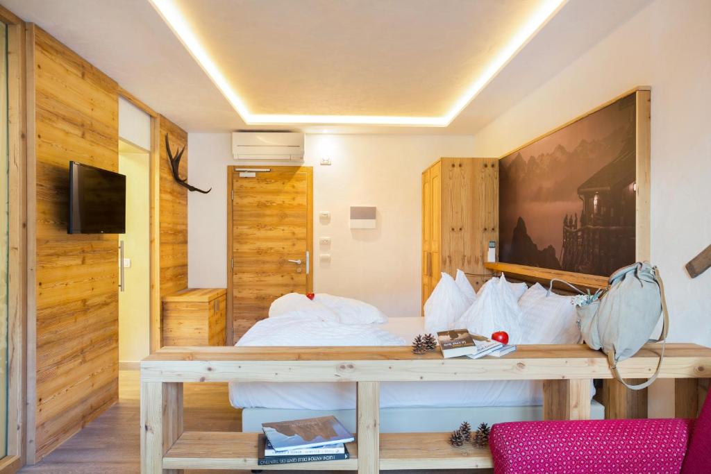 TV a/nebo společenská místnost v ubytování Alpotel Dolomiten