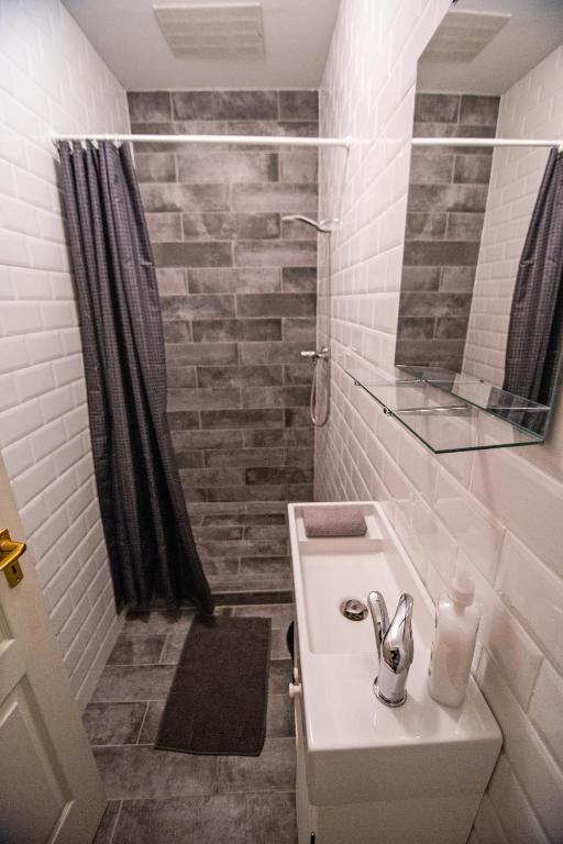 Kúpeľňa v ubytovaní Very Central apartment- 2 Bedrooms and 2 Bathrooms