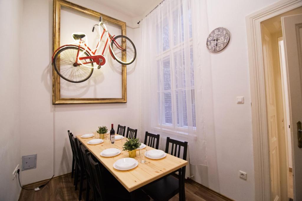 een eetkamer met een tafel met een fiets aan de muur bij A59 Quiet 2BDR 2BTHR 2AC wifi for 4-6 ppl in Heart of DTown in Boedapest