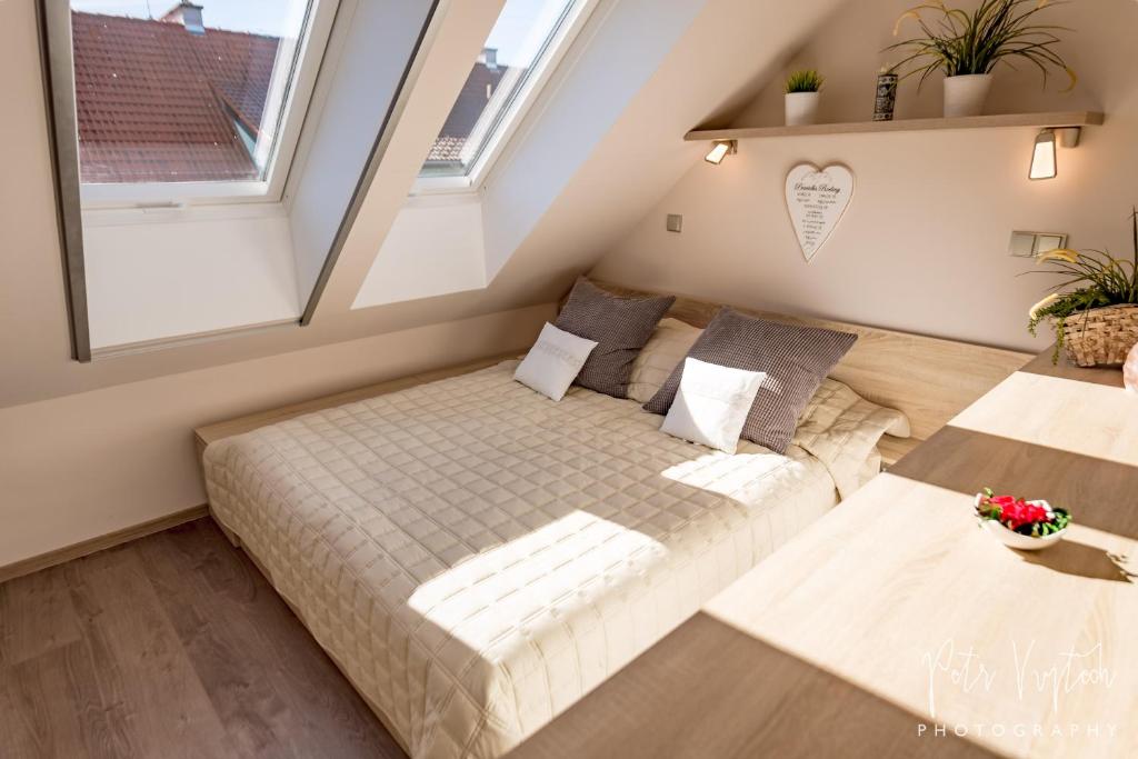 Postel nebo postele na pokoji v ubytování Apartmán na Lipně