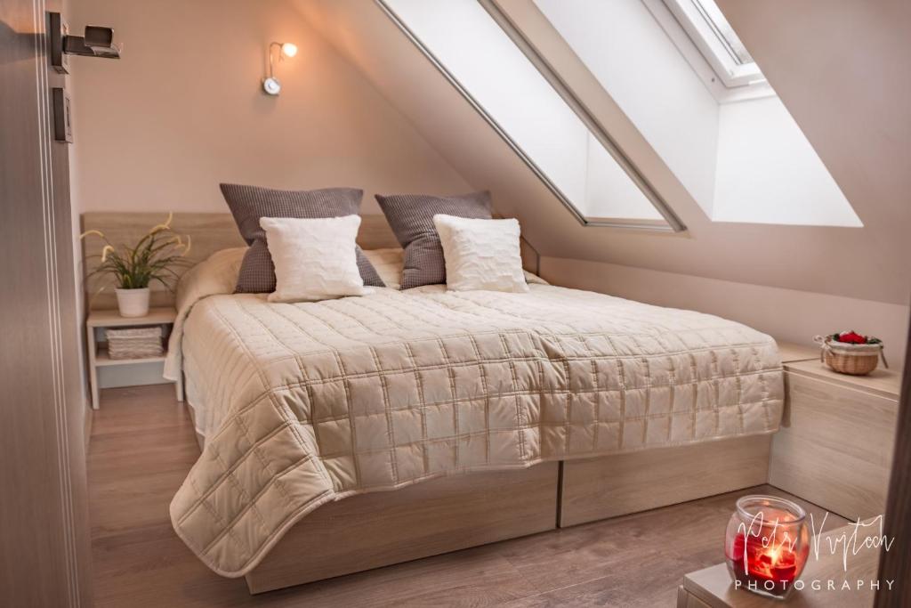 Postel nebo postele na pokoji v ubytování Apartmán na Lipně