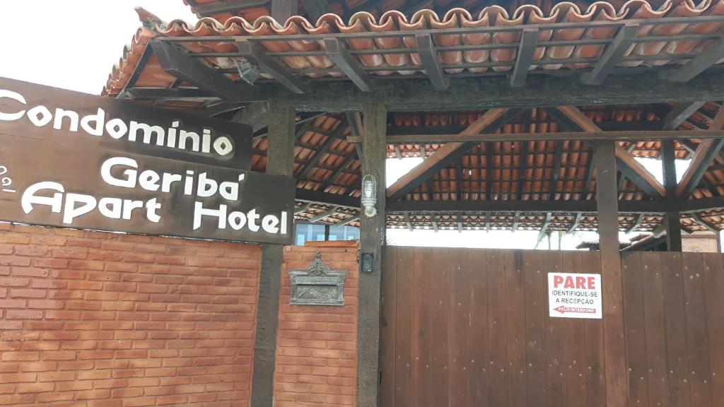 a sign that reads cornered expert hotel next to a fence at CONDOMINIO GERIBA APART HOTEL APTO 116 in Búzios