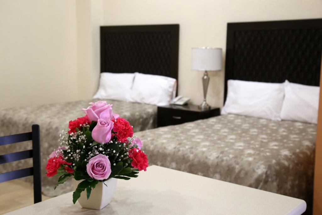 Postel nebo postele na pokoji v ubytování Hotel Plaza Bernal