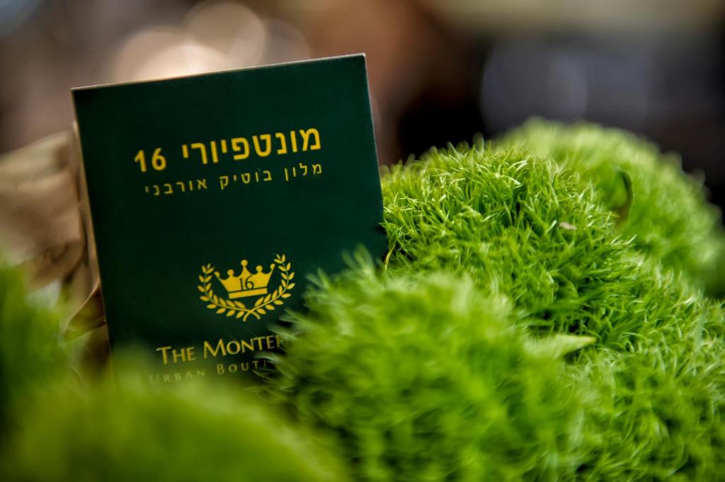 תעודה, פרס, שלט או מסמך אחר המוצג ב-מונטיפיורי 16 - אורבן בוטיק הוטל