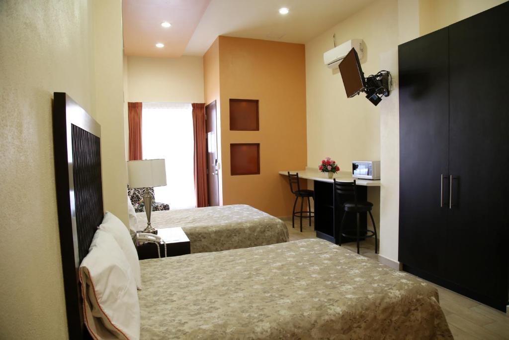 Postel nebo postele na pokoji v ubytování Hotel Plaza Bernal