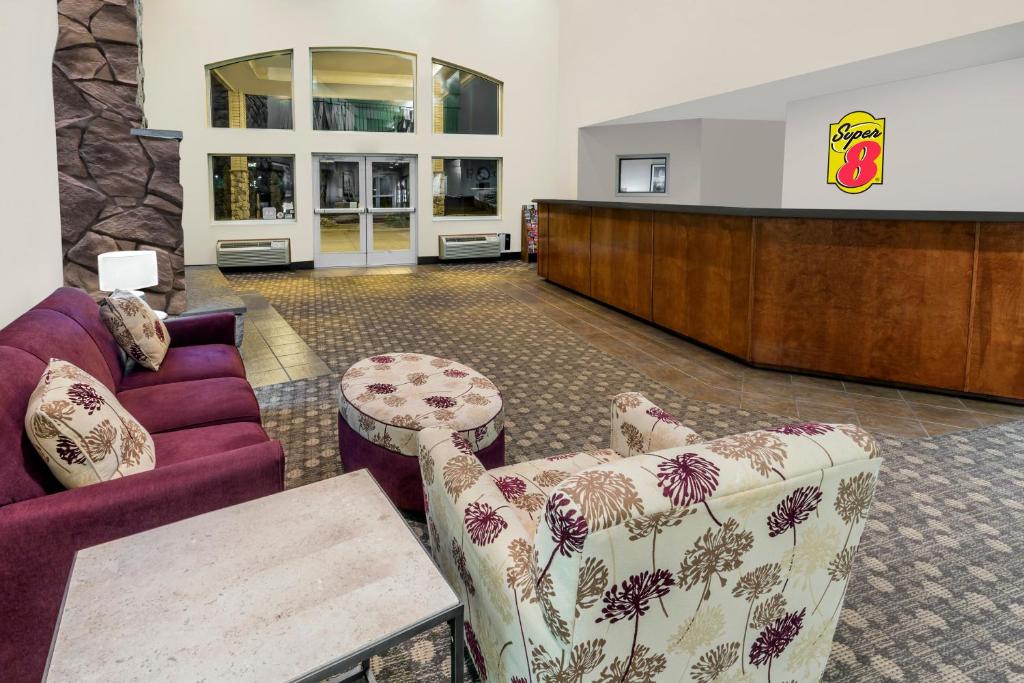 Posezení v ubytování Super 8 by Wyndham Central Pt Medford