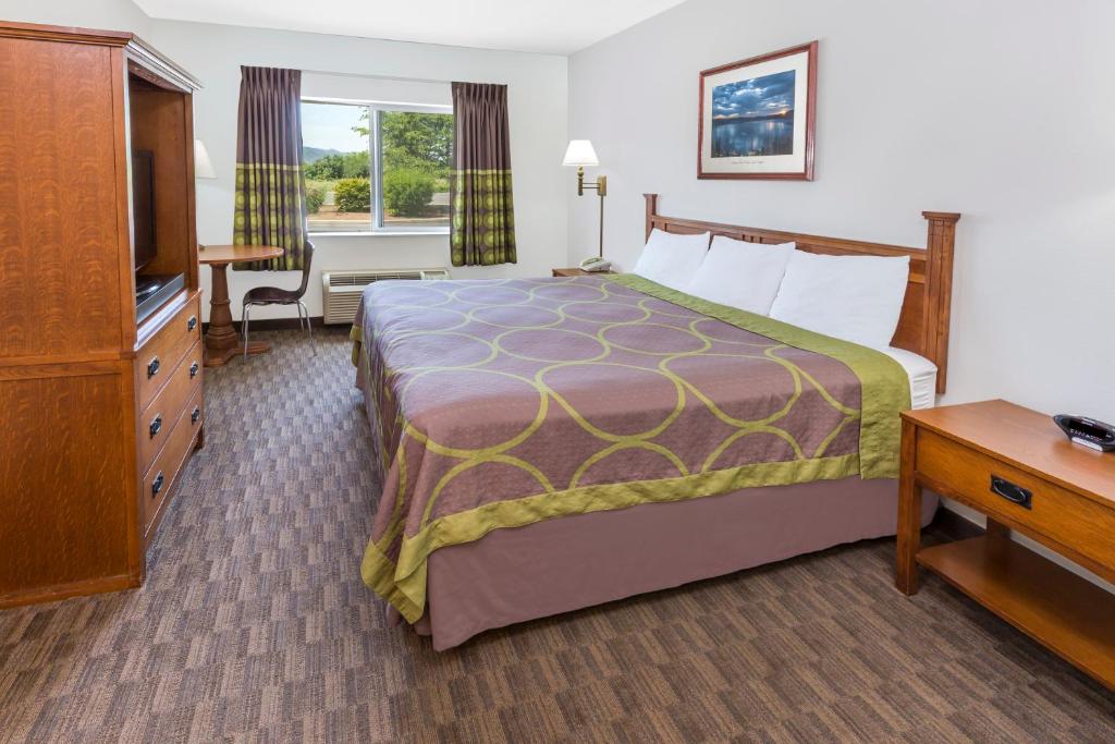 Postel nebo postele na pokoji v ubytování Super 8 by Wyndham Central Pt Medford