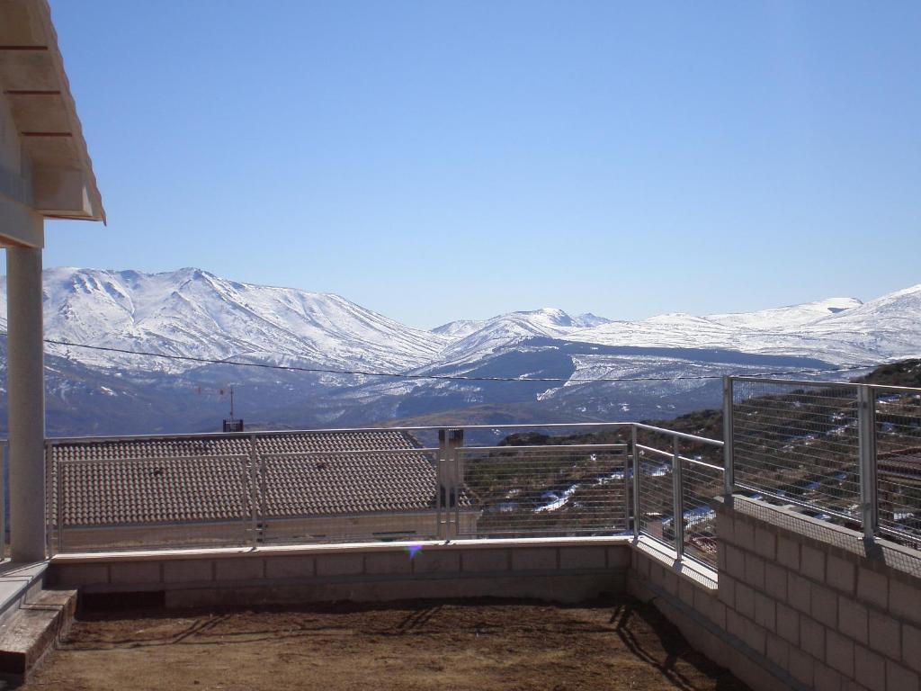 アビラにあるNAVAQUESERA MIRADOR DE GREDOSの雪に覆われた山々の景色を望むバルコニー