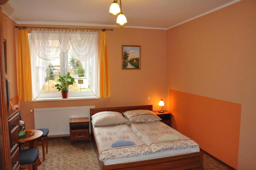 シュクラルスカ・ポレンバにあるWilla Onyksのベッドルーム(ベッド1台、窓付)