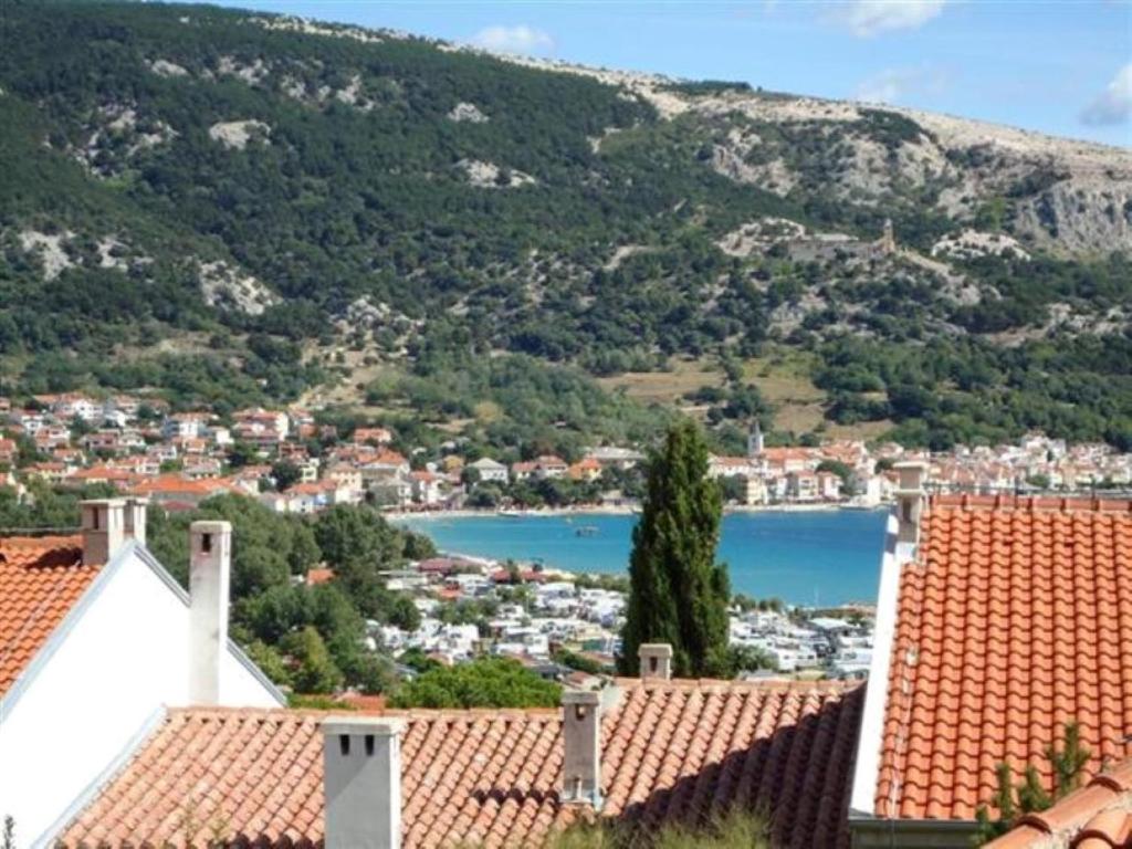 - Vistas a una ciudad con un lago a lo lejos en Adriatic Arteon, en Baška