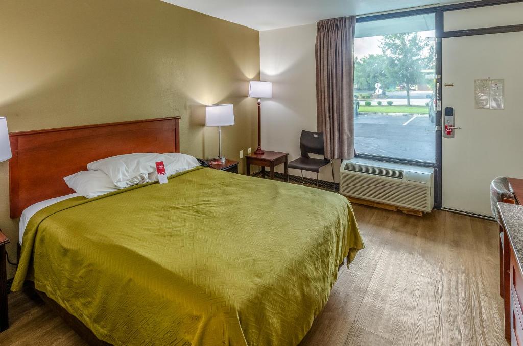 Econo Lodge Goose Creek - Charleston North - Standard Queen Room - Non-Smoking