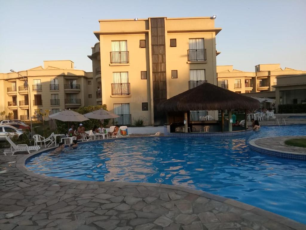 una grande piscina di fronte a un edificio di Flat no Aldeia das Águas (Deluxe) a Barra do Piraí