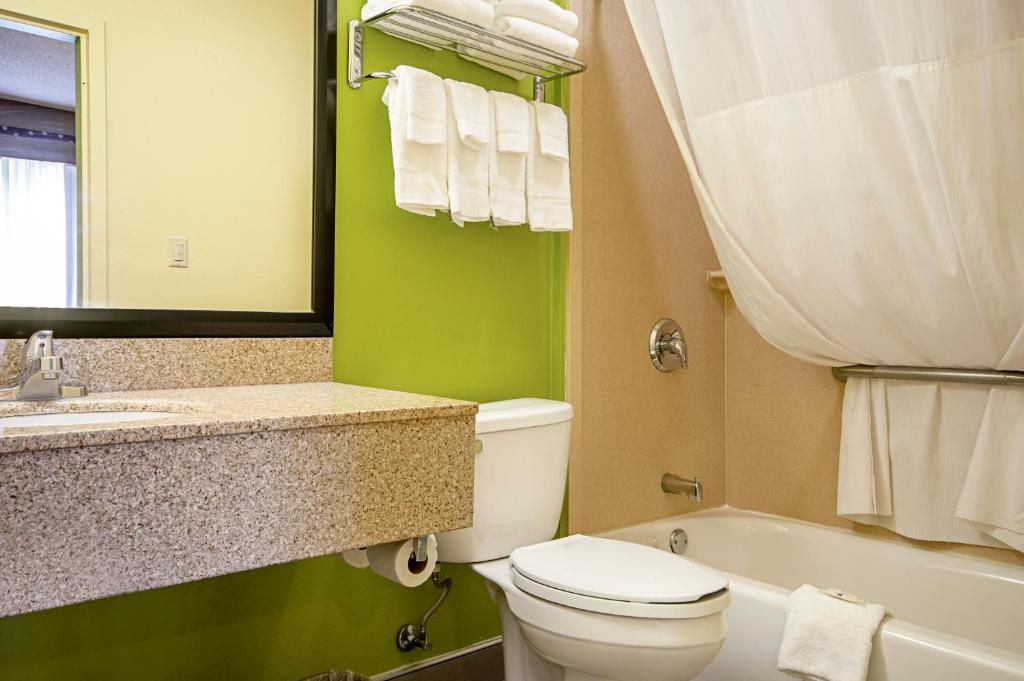 Quality Inn & Suites Glenmont - Albany South - Chambre King - Non-Fumeurs/Couloirs Extérieurs