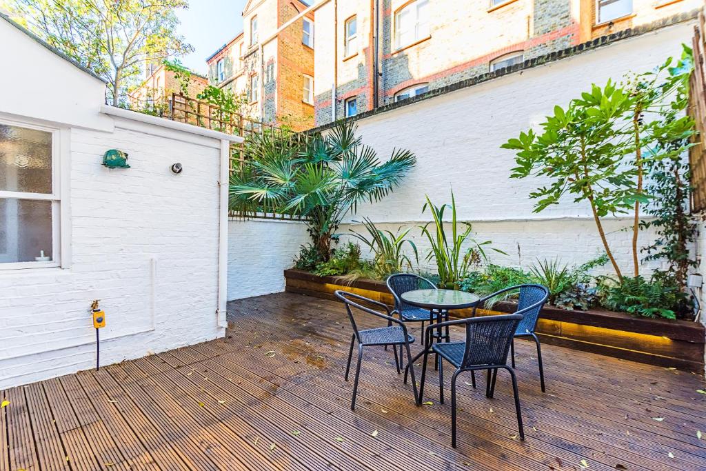 Gorgeous Garden 2 Bed Apartment